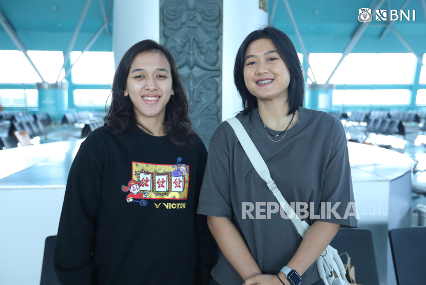 Febriana Dwipuji Kusuma (kiri) bersama Amallia Cahaya Pratiwi jelang keberangkatan ke Kuala Lumpur untuk berlaga di Malaysia Open, Ahad (5/1/2025). 