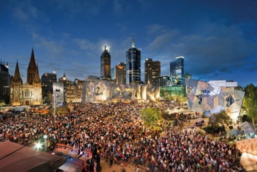 Federation Square di pusat Kota Melbourne, tempat siaran langsung pengumuman 50 Best Restaurant Awards.