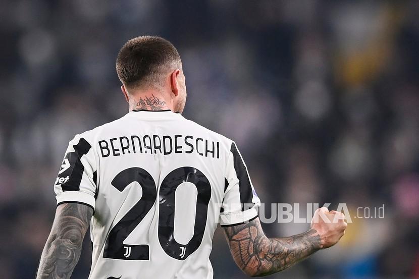 Federico Bernardeschi dari Juventus, merayakan setelah mencetak gol kedua timnya saat pertandingan sepak bola Serie Italia antara Juventus dan Cagliari di Stadion Allianz di Turin, Italia, Rabu (22/12) dini hari WIB.