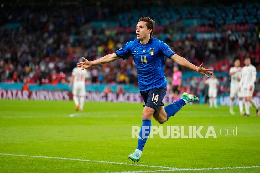 Federico Chiesa dari Italia melakukan selebrasi setelah mencetak gol pembuka timnya pada pertandingan semifinal sepak bola Euro 2020 antara Italia dan Spanyol di Stadion Wembley di London, Inggris, Rabu (7/7) dini hari WIB.