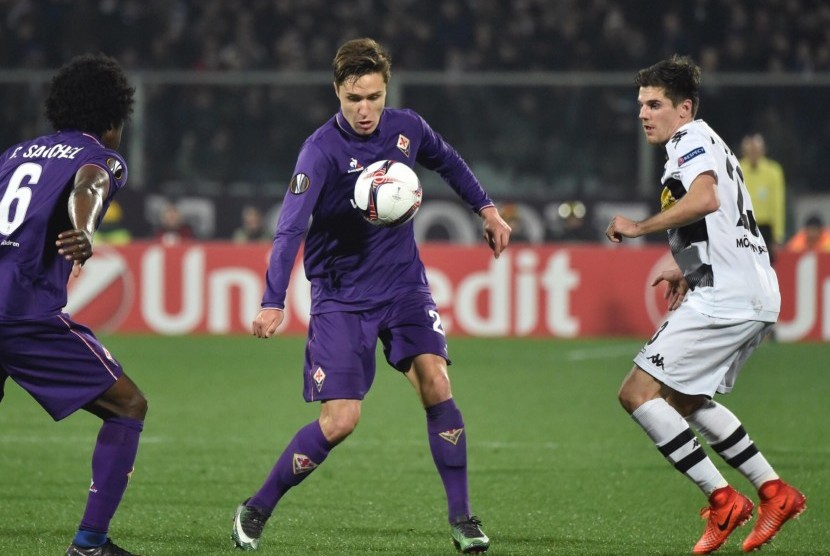 Federico Chiesa (tengah).