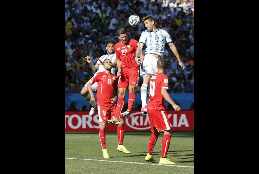 Federico Fernandez (kanan) melepaskan sundulan. 