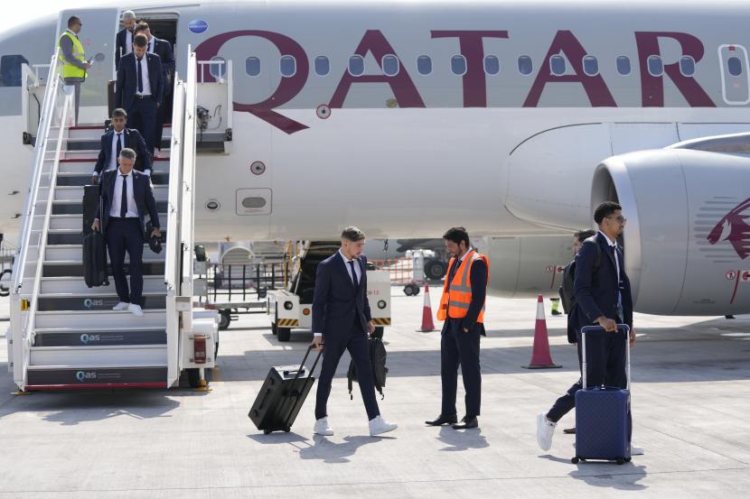 Federico Valverde, kedua kanan, dan anggota tim sepak bola nasional Uruguay tiba di bandara Internasional Hamad di Doha, Qatar, Sabtu, 19 November 2022 menjelang Piala Dunia mendatang. Uruguay akan memainkan pertandingan pertama di Piala Dunia melawan Korea Selatan pada 24 November. 