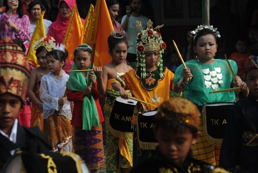 Female students join a carvanal in Kartini Day to commemorate the heroine who struggled for women's rights. Gender issues will be among topics discussed in WAIPA in Senggigi, West Nusa Tenggara (NTB). (illustration)