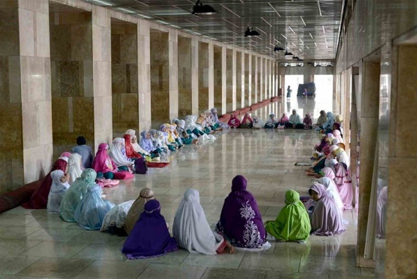Female students of a madrasa gather to discuss Islamic teachings. (illustration)