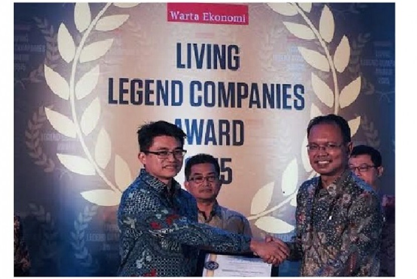 Fen Wei Chin, Finance Director Sarihusada (kiri) menerima penghargaan Living Legend Companies 2015 yang diserahkan oleh Chief Editor Majalah Warta Ekonomi Muhamad Ihsan (kanan). 