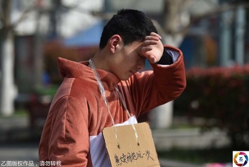 Feng Kai, ayah muda yang rela jual pelukan demi obati anaknya yang sakit.