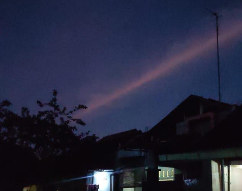 Fenomena awan memanjang seolah membelah langit terlihat di wilayah Kabupaten Ciamis pada Kamis (27/8/2023).