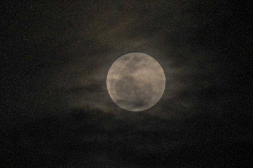 Fenomena bulan purnama berpotensi meningkatkan ketinggian pasang air laut maksimum.(ilustrasi)