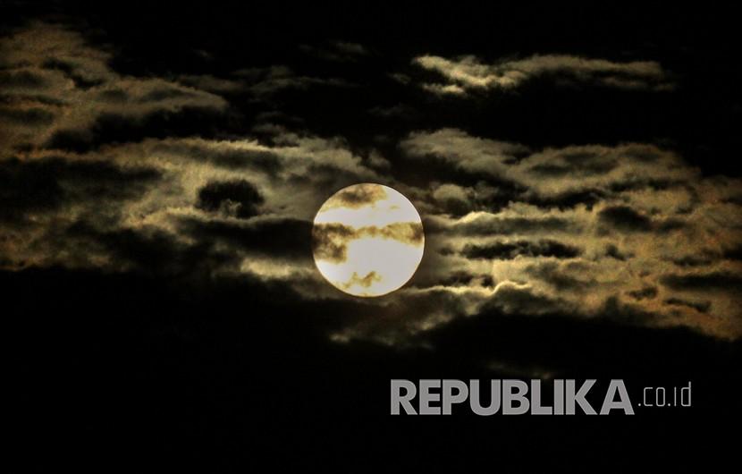 Fenomena Bulan Supermoon yang juga disebut sebagai super pink moon menghiasi langit Kota Lhokseumawe, Aceh, Rabu (8/4/2020) dini hari. Tafsir Surat Al Hijr Ayat 85: Penciptaan Langit-Bumi dan Kepastian Datangnya Kiamat