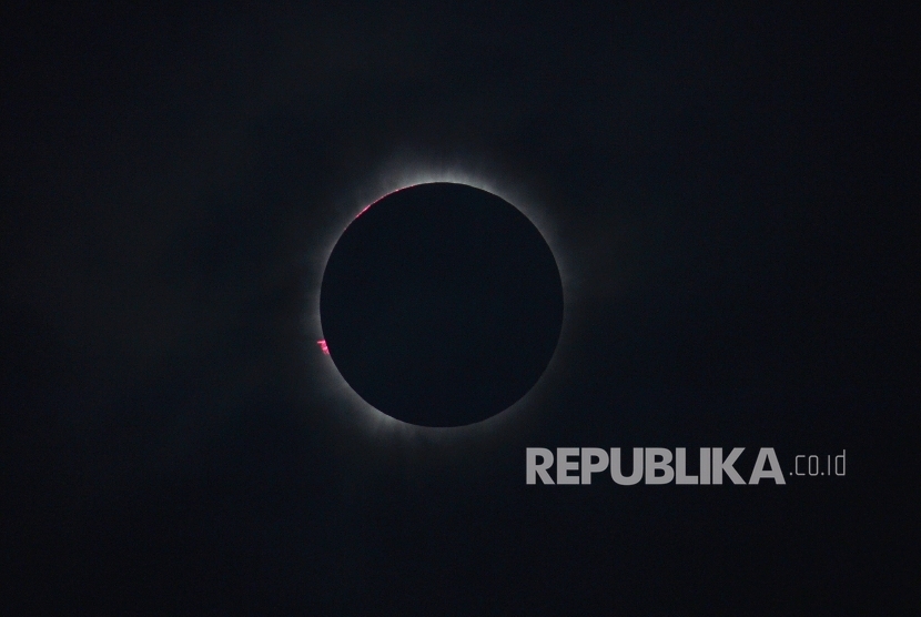 Fenomena Gerhana matahari total terlihat di Benteng Tolukko, Maluku Utara, Rabu (9/3). 
