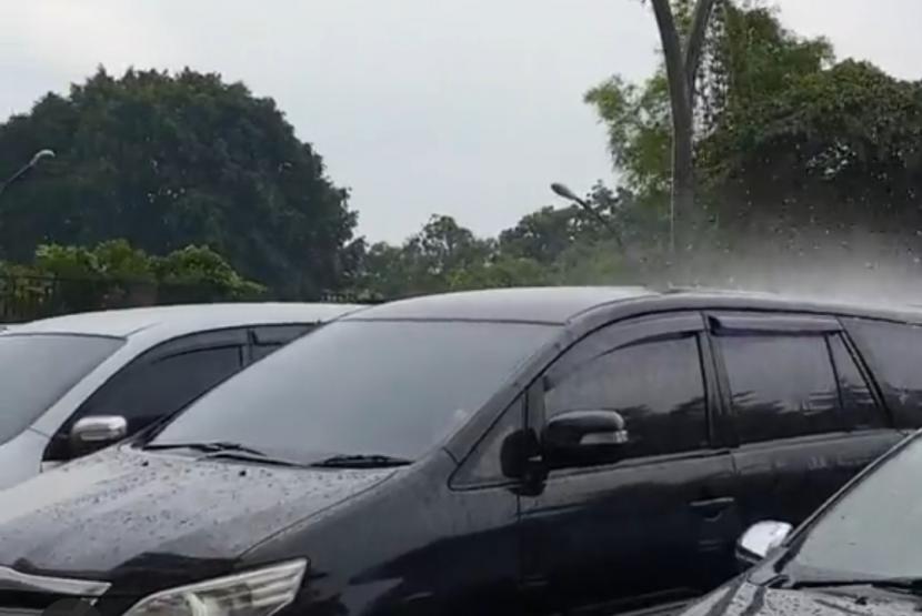 Fenomena hujan cuma di atas satu mobil di tempat parkir Hotel Sunerra Antero Jababeka Cikarang, pada hari Ahad, 31 Oktober 2021 sekitar pukul 12.00 WIB.