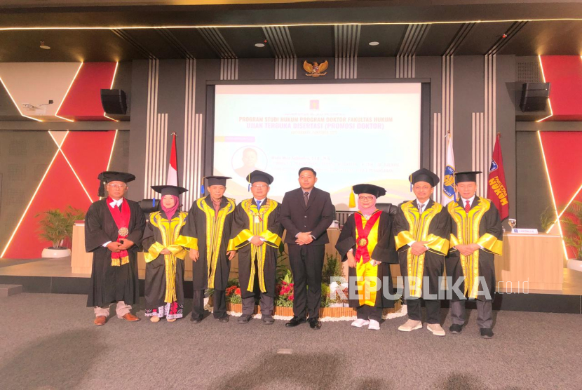 Fenomena klitih yang kerap menggegerkan masyarakat Daerah Istimewa Yogyakarta (DIY) kini mendapat kajian mendalam melalui disertasi doktor. Made Wira Suhendra, perwira menengah kepolisian, berhasil meraih gelar Doktor Ilmu Hukum ke-195 dari Fakultas Hukum Universitas Islam Indonesia (UII) pada Sidang Terbuka Promosi Doktor, Selasa (7/10/2025).