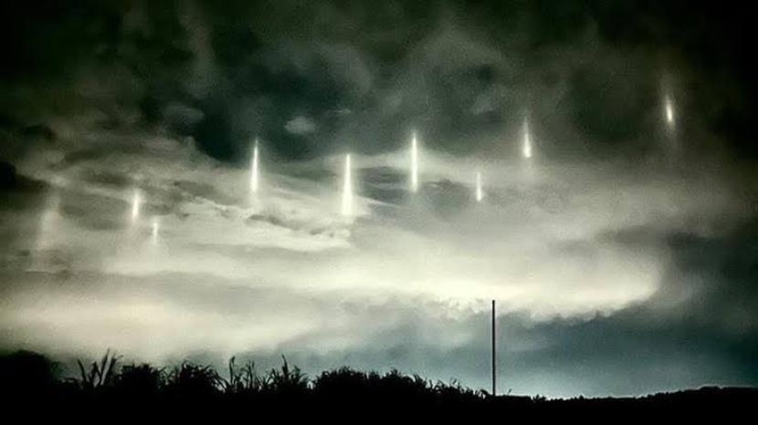 Fenomena langit misterius berupa 9 pilar cahaya muncul di Jepang.