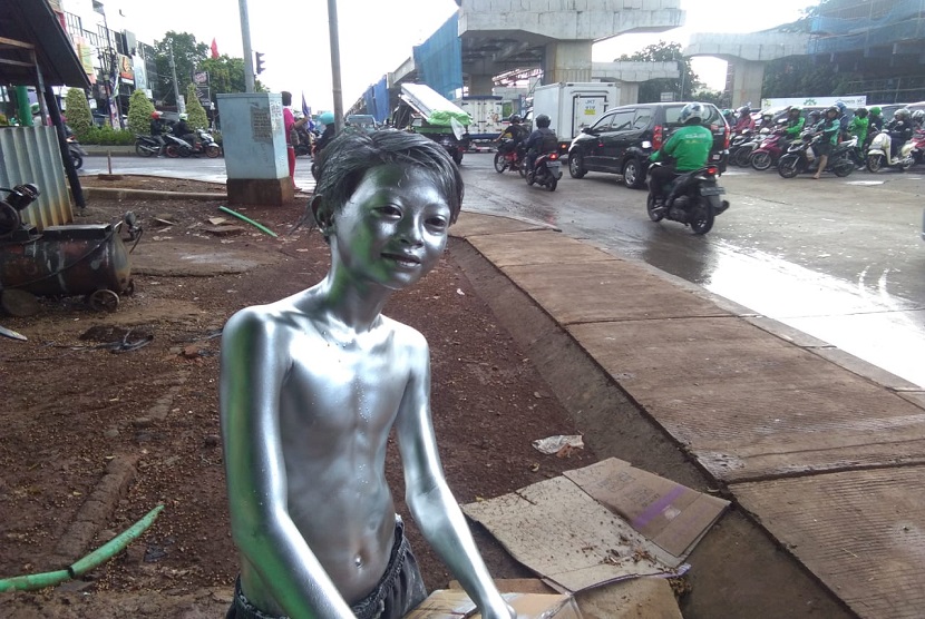 Fenomena manusia silver di jalanan ibu kota, salah satunya di Bekasi