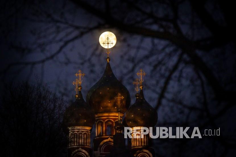 Pemerintah Ukraina berencana menyusun undang-undang (UU) yang akan melarang gereja-gereja terafiliasi Rusia di negara tersebut.