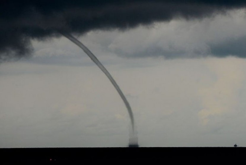 Fenomena waterspout atau belalai air yang terlihat di pesisir Kota Darwin pada 22 Desember 2014 lalu.