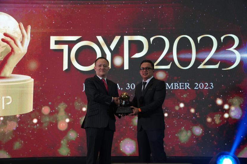 Ferdian Agustiana menerima Ten Outstanding Young Person (TOYP) Junior Chambers Internasional (JCI) Indonesia 2023 dalam kategori Scientific & Technological Development. 