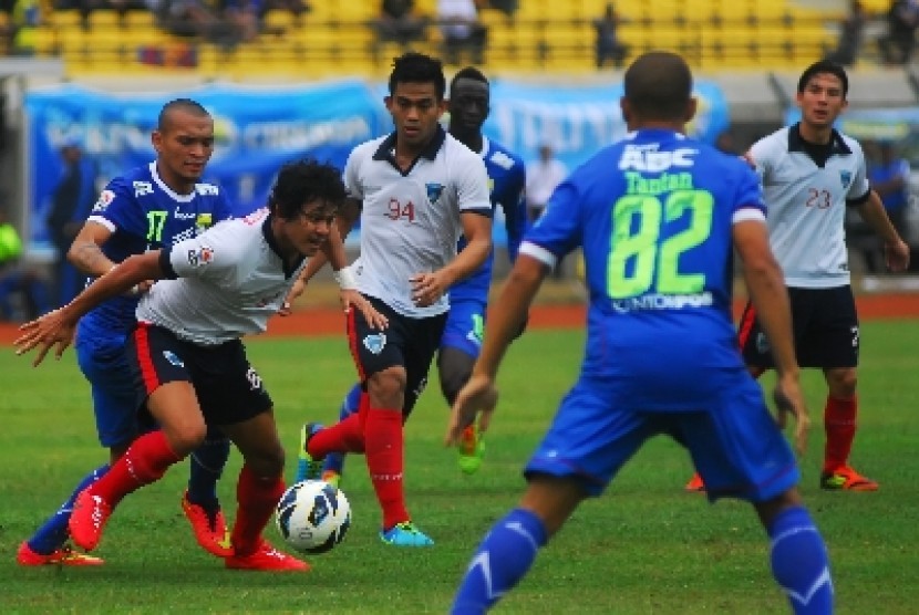 Ferdinand Sinaga berebut bola dengan pemain Pelita Bandung Raya, Rizky. 