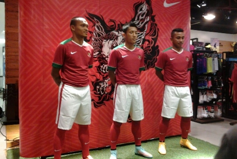 Ferdinand Sinaga (kiri), Ahmad Bustomi (tengah), dan Firman Utina mengenakan seragam baru timnas Indonesia, Jumat (31/10)