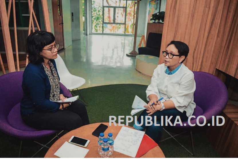 Fergi Nadira, wartawan Republika (kiri) saat mewawancarai Menlu RI, Retno Marsudi.