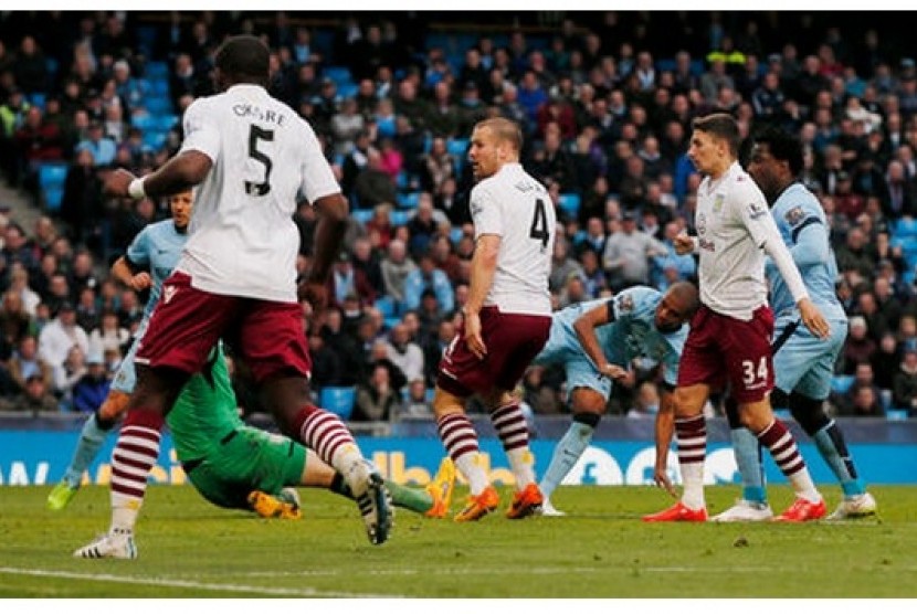 Fernandinho (ketiga kanan) saat mencetak gol penentu kemenangan Manchester City atas Aston Villa, 3-2.