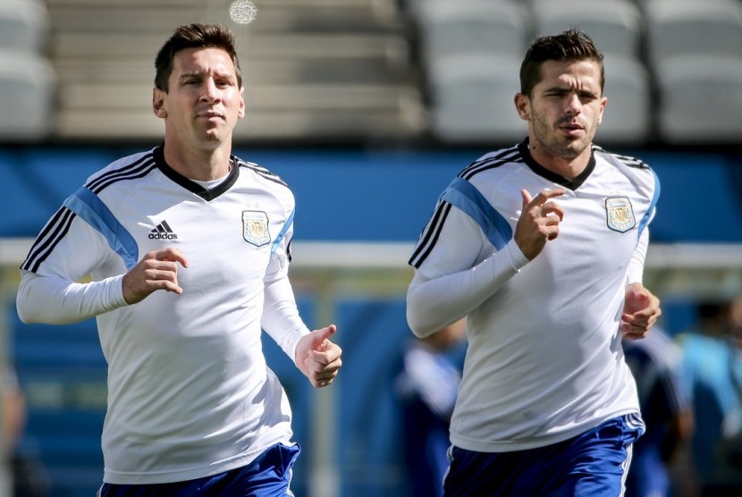 Fernando Gago (kanan) dan Lionel Messi.