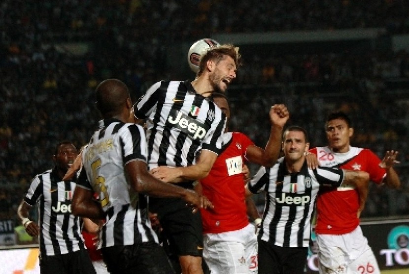 Fernando Llorente berebut bola dengan pemain ISL Star di laga Juventus Asia Pacific Tour 2014 di Stadion GBK, Jakarta, Rabu (6/8). 