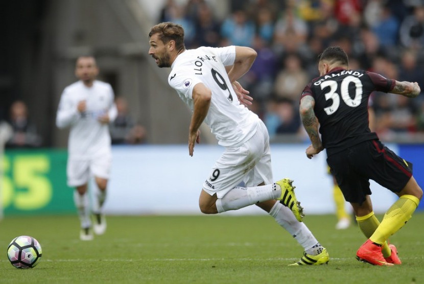 Fernando Llorente (tengah)