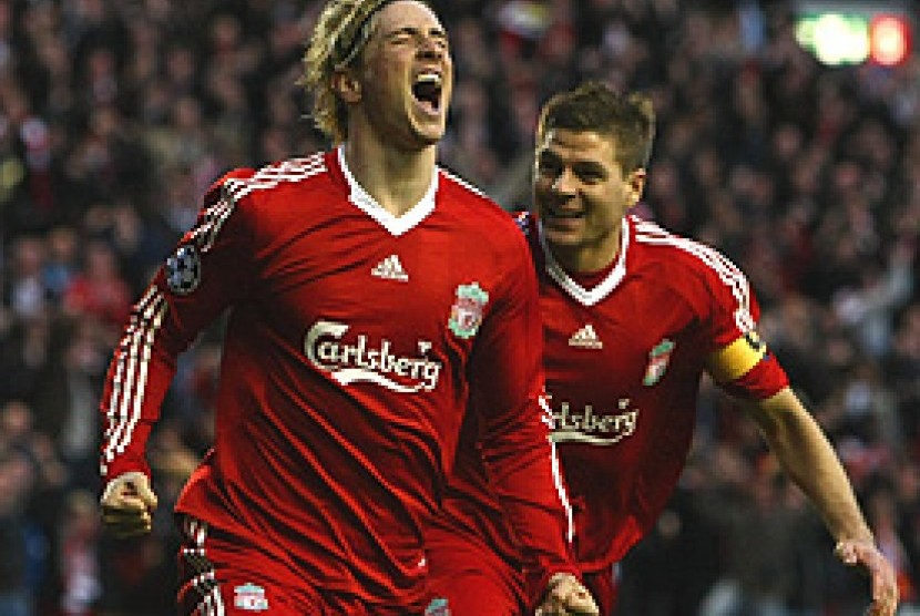 Fernando Torres dan Steven Gerrard (kanan) saat membela Liverpool.