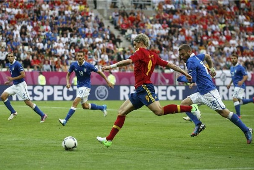 Fernando Torres (dua kanan), striker timnas Spanyol, mendapat pengawalan pemain Italia, Giorgio Chiellini (kiri), Leonardo Bonucci, dan Andrea Barzagli (kanan), di laga Grup C di Gdansk, Polandia, Ahad (10/6). 