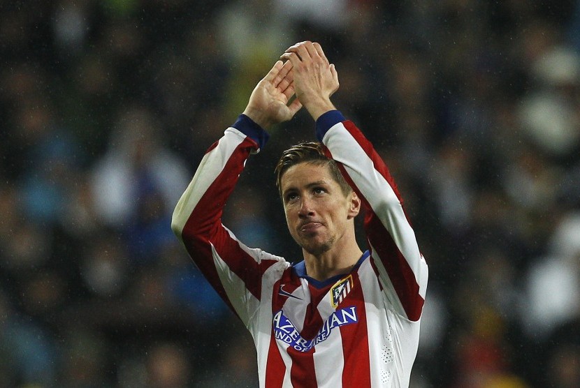 Fernando Torres memberikan tepuk tangan kepada penonton pada laga melawan Real Madrid, Jumat (16/1) dini hari WIB