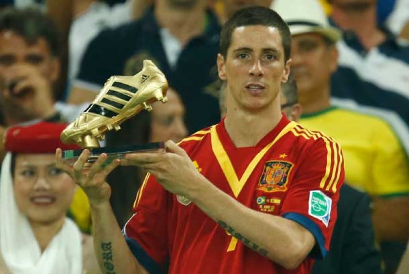 Fernando Torres memegang penghargaan sepatu emas sebagai pencetak gol terbaik, usai pertandingan final Piala Konfederasi  antara Brasil dan Spanyol di stadion Maracana di Rio de Janeiro, Brasil, Ahad (30/6).