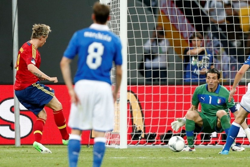 Fernando Torres mencetak gol ketiga Spanyol ke gawang Italia dalam partai puncak Piala Eropa 2012, Senin (2/7) dini hari