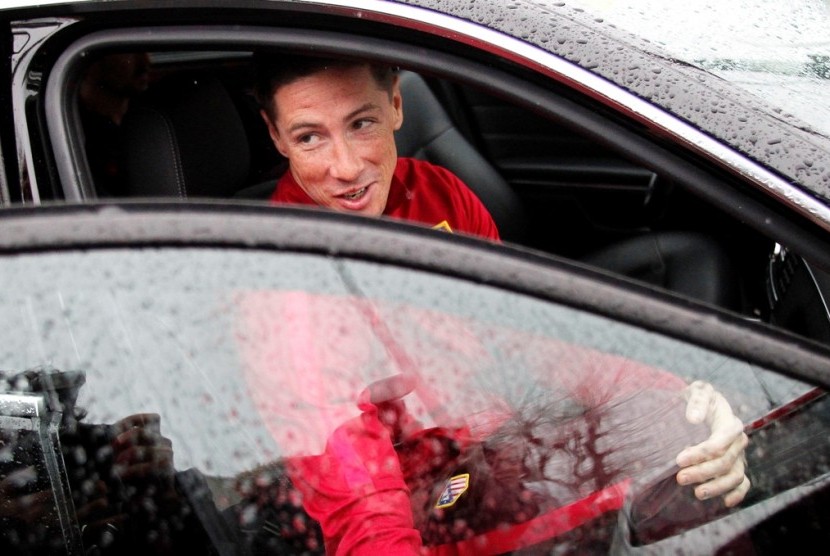 Fernando Torres tampak ceria setelah meninggalkan rumah sakit di Coruna, Jumat (3/3).