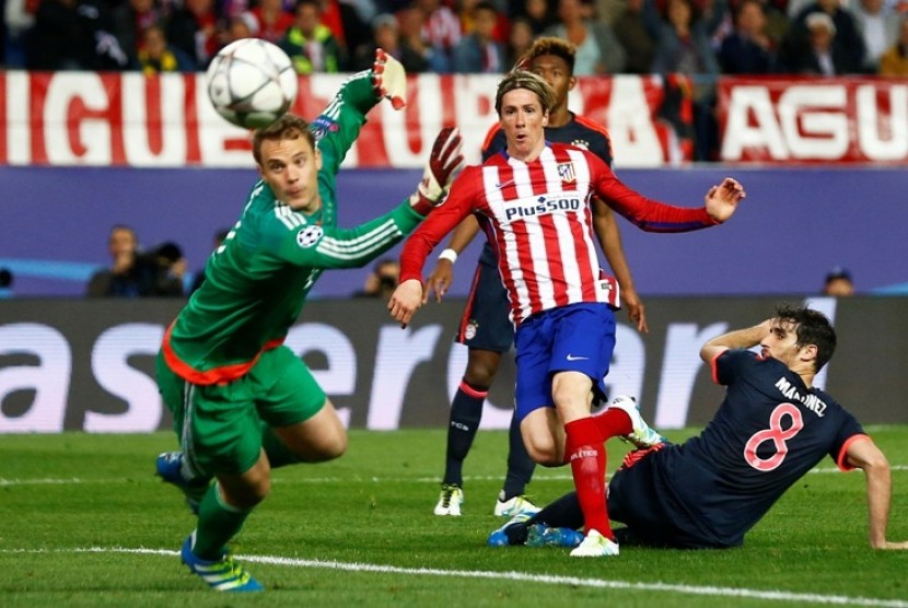 Fernando Torres (tengah)