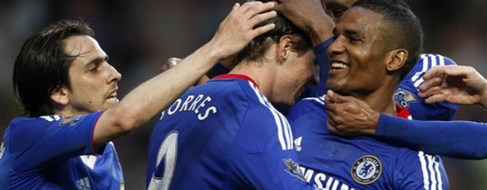 Fernando Torres (tengah) mendapat ucapan selamat dari rekan setimnya usai mencetak gol pertamanya untuk Chelsea.
