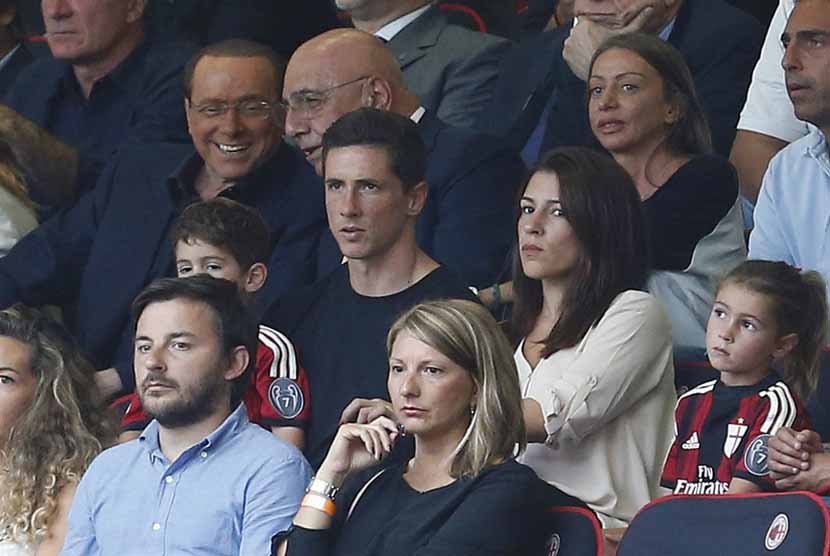 Fernando Torres (tengah), pemain pinjaman AC Milan, bersama istri dan anaknya menyaksikan laga AC Milan menghadapi Lazio di laga Serie A Italia di San Siro, Milan, Ahad (31/8). 