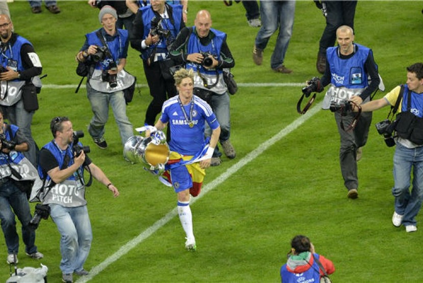 Fernando Torres (tengah), striker Chelsea asal Spanyol, melakukan selebrasi usai menjuarai Liga Champions 2012 di Muenchen, Jerman, Sabtu (19/5). 