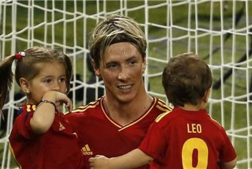 Fernando Torres (tengah), striker timnas Spanyol, merayakan bersama buah hatinya yakni Leo (kanan) dan Nora usai mengalahkan Italia di final Piala Eropa 2012.