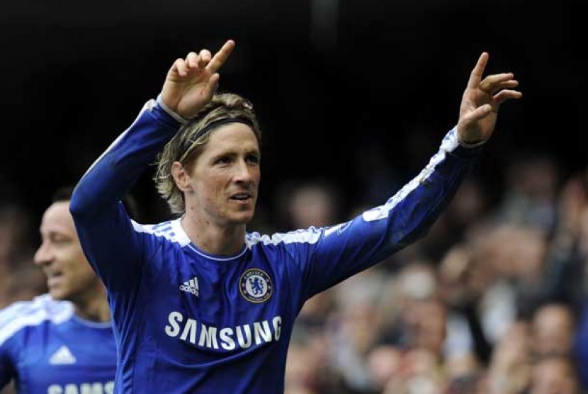 Fernando Torres usai mencetak gol ketiga ke gawang Queens Park Rangers di Stadion Stamford Bridge, London, Ahad (29/4).