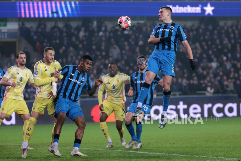 Ferran Jutgla (kanan) dari Brugge melompat untuk menyundul bola pada pertandingan fase liga Liga Champions UEFA antara Club Brugge KV dan Juventus FC, di Bruges, Belgia, 22 Januari 2025 dini hari WIB. 