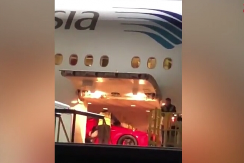 Ferrari merah yang diangkut di lambung pesawat Garuda Indonesia