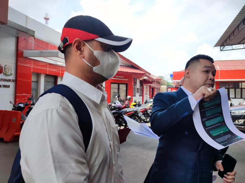 Ferry Irawan didampingi kuasa hukumnya, Jeffery Simatupang, di Mapolda Jatim, Senin (16/1/2023). Ferry kini telah ditahan sebagai tersangka pelaku KDRT terhadap istrinya, Venna Melinda.