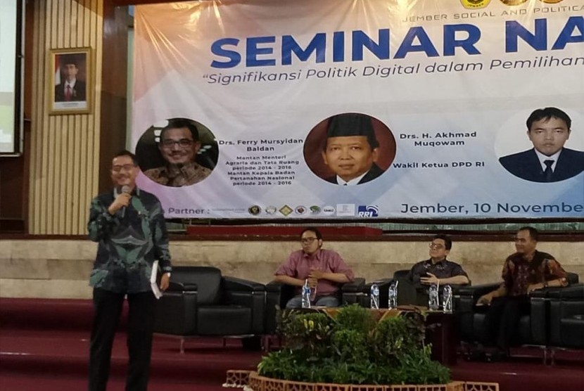 Fery Mursyidan Baldan (kiri) saat menjadi pembicara dalam seminar nasional di Universitas Jember.