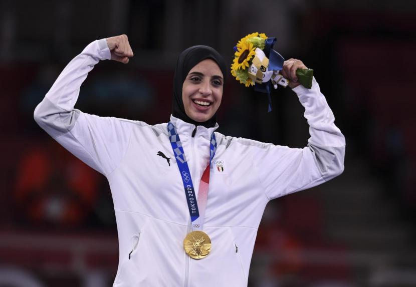 Abdelaziz, Wanita Mesir Pertama Rebut Emas di Olimpiade. Feryal Abdelaziz (22 tahun) mencetak sejarah dengan menjadi wanita Mesir pertama yang memenangkan medali emas di Olimpiade Tokyo 2020 dalam kompetisi karate kumite +61 kilogram putri, 7 Agustus 2021.