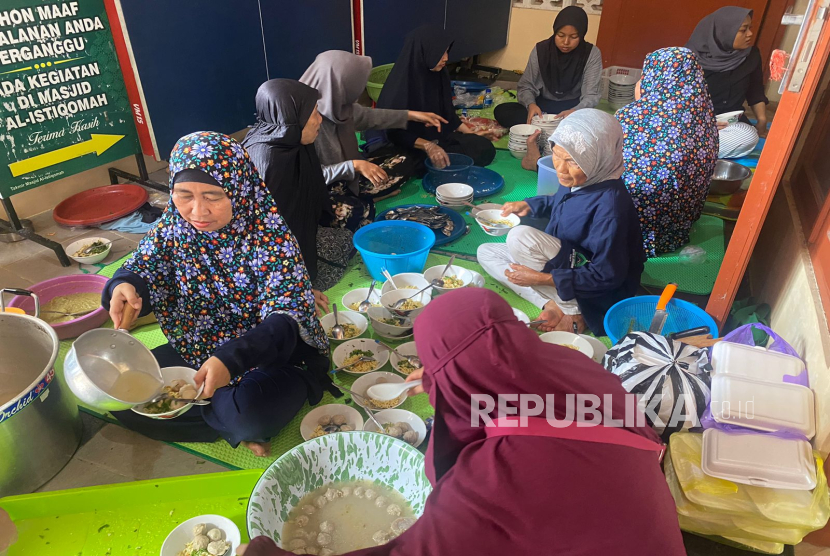 Festival 1.000 Mangkok Bakso Gratis digelar di Masjid Al Istiqomah, Jatirejo, Sendangadi, Mlati pada Jumat (28/2/2025). Acara yang berlangsung dari pukul 12.30 hingga 16.00 WIB ini merupakan puncak dari rangkaian kegiatan menyambut bulan Ramadhan.