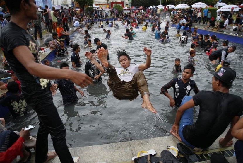 Festival air di Yangon, Myanmar, 14 April 2017.