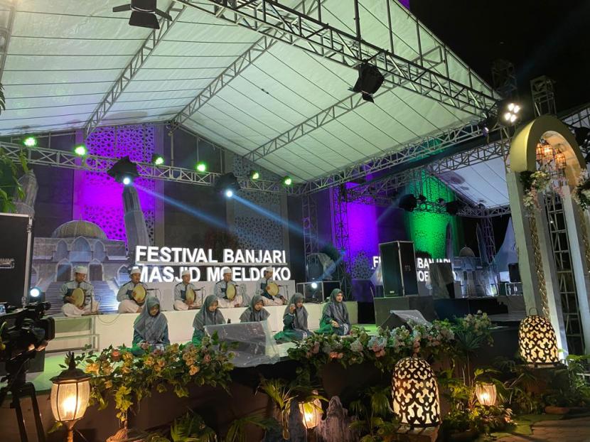 Festival Al Banjar berlangsung selama dua hari, yakni Kamis (5/1/2023) hingga Jumat (6/1/2023) di halaman parkir Masjid Dr H Moeldoko, Bandar Kedungmulyo, Jombang, Jawa Timur.