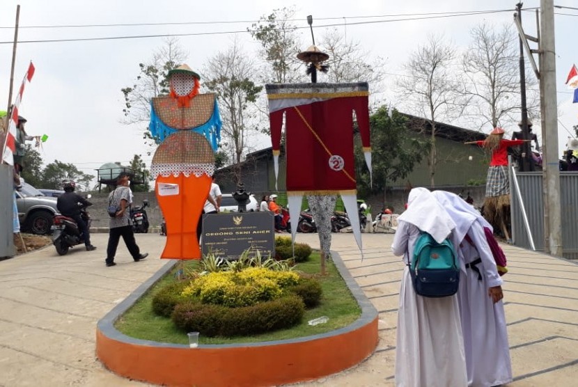 Festival bebegig orang-orangan sawah yang dibuat para pelajar digelar di Gedung Seni Aher Kota Sukabumi Senin (22/10).